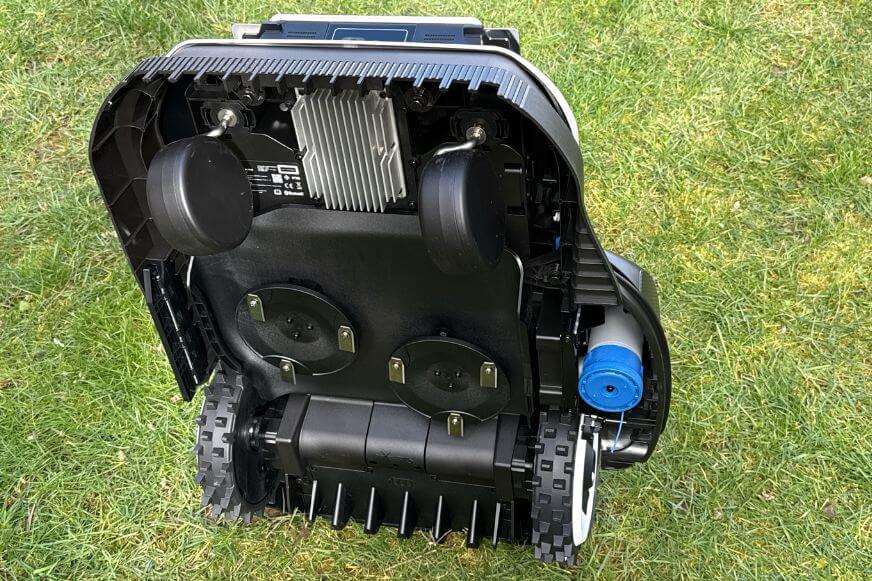 Der Mähroboter im Kantenschnitt-Test mit einem an der Seite sitzenden Fadentrimmermodul